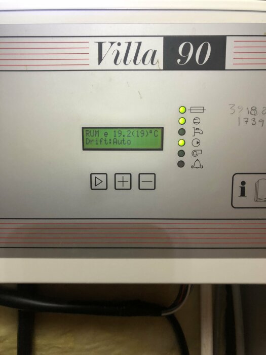 Värmepumpspanel med temperaturvisning, Villa 90, gröna indikatorljus, kontroller för driftläge, kabel ansluten under.