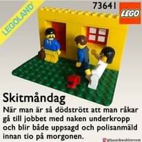 LEGO-set, tre figurer, en utan byxor, husfasad, fönster, dörr, humoristisk text om dålig dag.