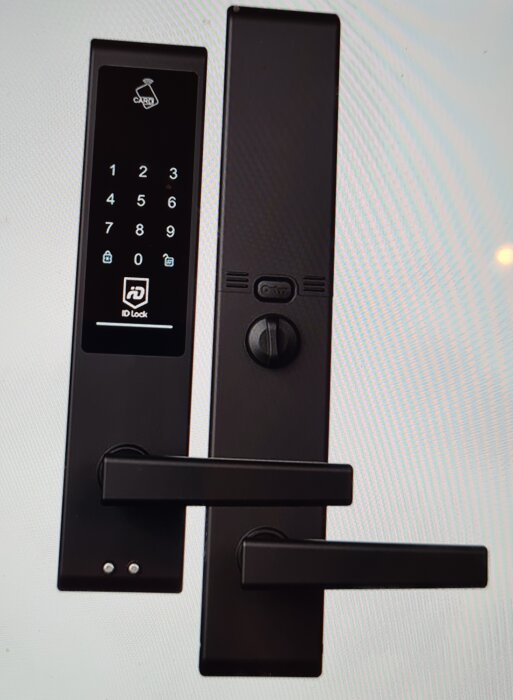 Elektroniskt dörrlås med kodtangentbord, RFID-läsare, svart design, modern säkerhetsteknik, handtag inkluderat.
