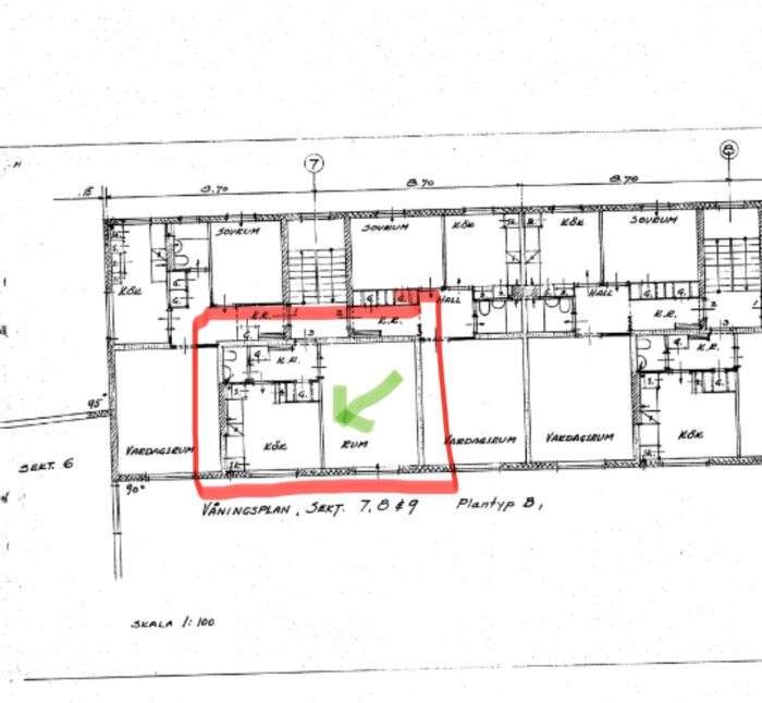 Arkitektonisk ritning, planlösning, markerad röd rutt, grön bock, skala 1:100, lägenheter, våningsplan 7-9.