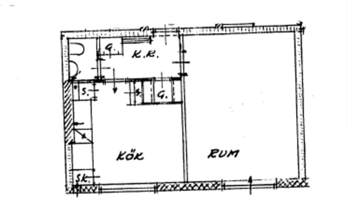Simplistisk ritning av lägenhetsplan. Märkt med 'kök' och 'rum'. Strukturer och dörrar indikeras.