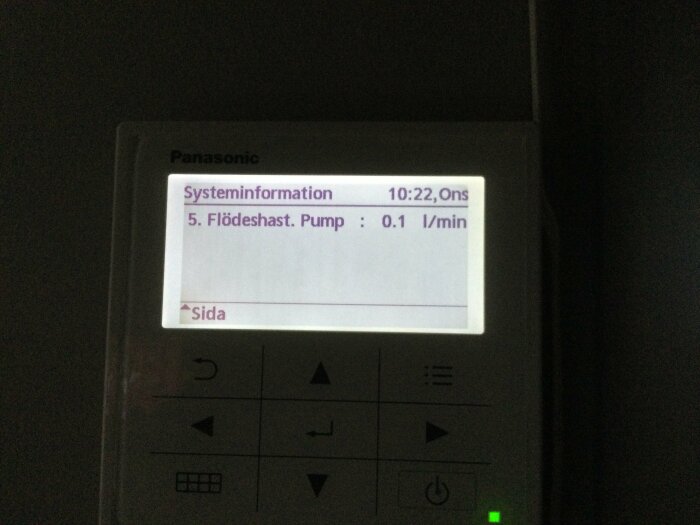 Elektronisk enhet med LCD-display som visar "Systeminformation" och pumpens flödeshastighet på svenska.