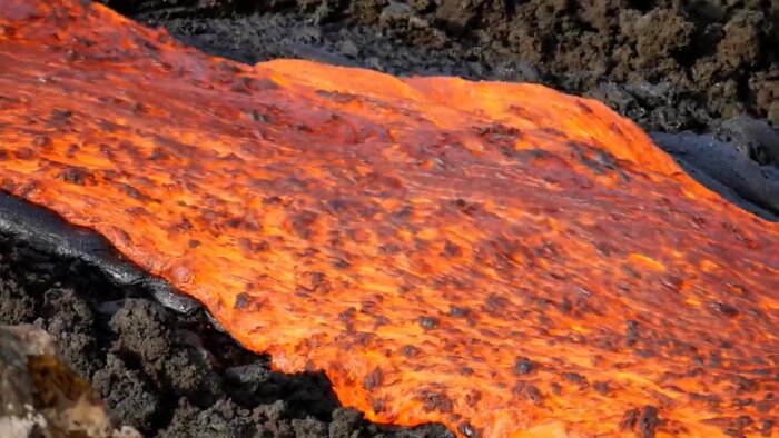 Flytande lava strömmar, glödande och rykande, intensiva röd-orange färger, vulkanisk aktivitet, geologiskt fenomen.