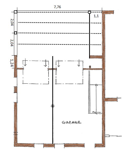 Ritning av en garageplan med dimensioner, två föreslagna parkeringsplatser och en sidodörr.