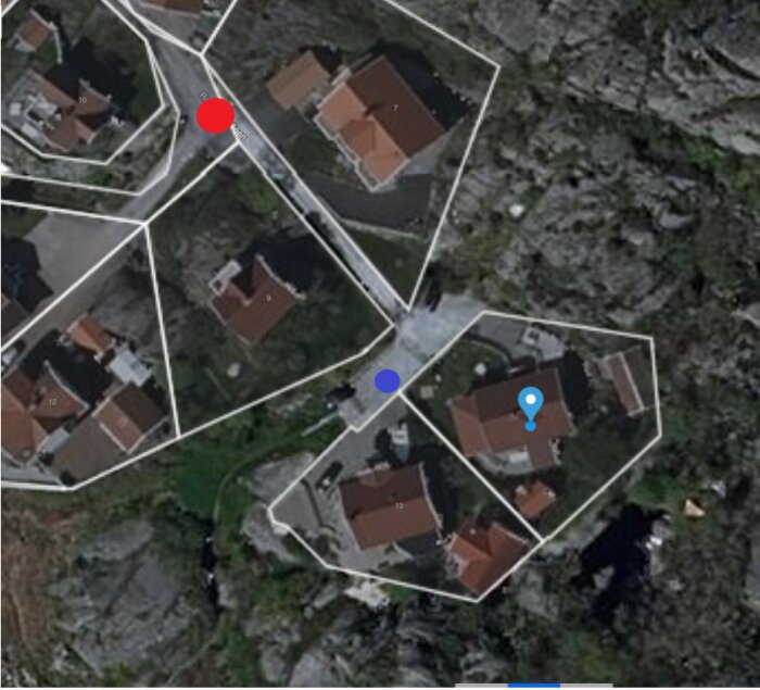 Satellitvy över bebyggelse, vägar, markeringar och numrerade fastigheter, möjligtvis från en fastighetstjänst.