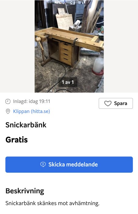 En verkstadsbild med en begagnad snickarbänk, träkonstruktion, erbjuds gratis, måste hämtas.