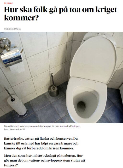 Ett badrum med toalettstol, toalettpapper, och borste. Artikel om toalettvanor vid kris eller krig.