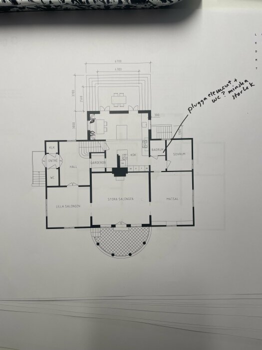 Arkitektonisk ritning av ett hus, inkluderar planlösning med rum benämningar och handskrivna noteringar på kanten.