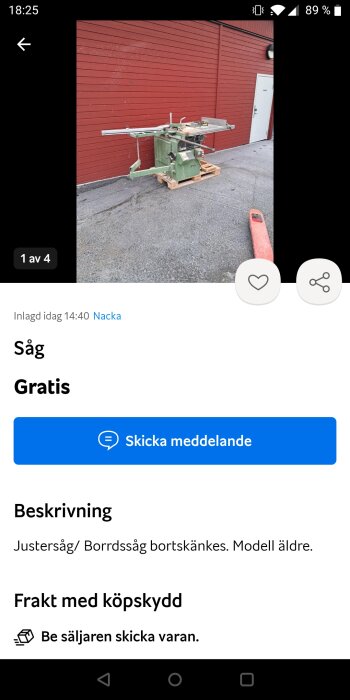 Grön och silverfärgad bordssåg framför röd vägg; på pall; utomhus; erbjuds gratis.