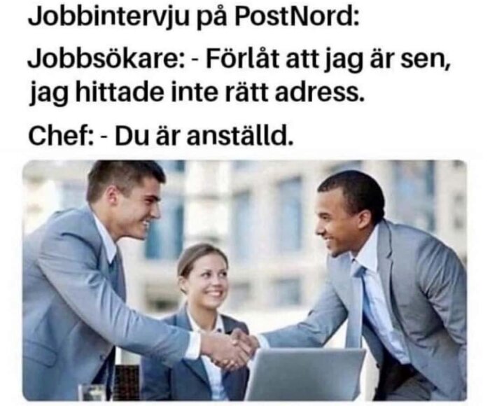 Tre personer i affärskläder, handskakning, memes text om jobbintervju och adressproblem.