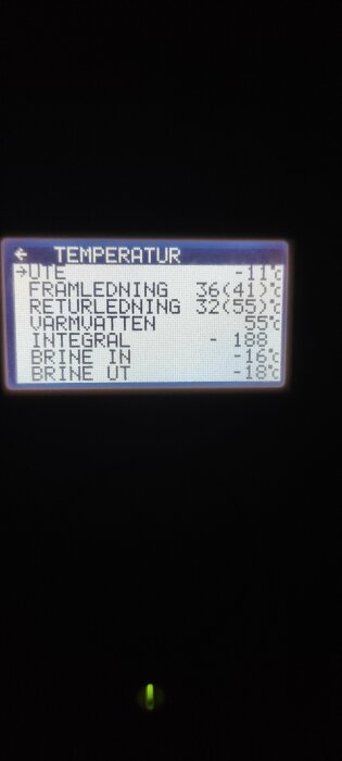 Digital display visar temperaturer för olika systemdelar, möjligen en värmepump eller liknande enhet.