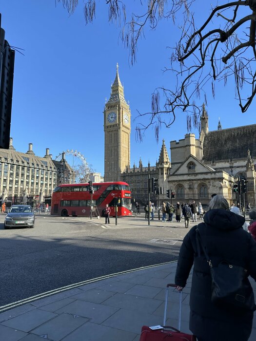 Solig dag, London, röd dubbeldäckare, Big Ben, London Eye, människor, gatuliv, klocktorn, historiska byggnader, klar himmel.