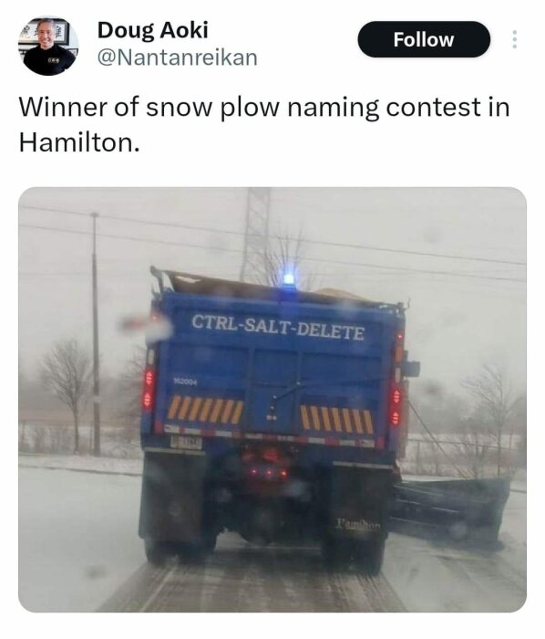 Snöplog med namnet "CTRL-SALT-DELETE" på väg i snöigt vinterväder, humoristisk referens till datortangentbordskommando.