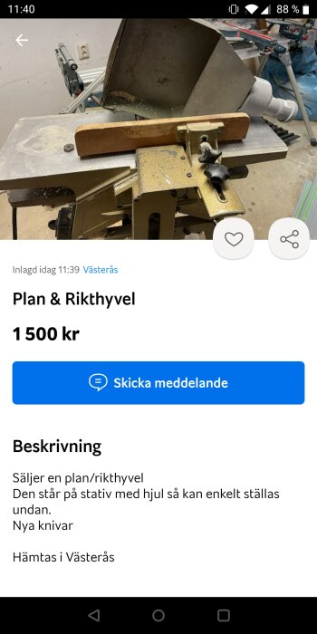 En stationär hyvelmaskin i en verkstad, till salu för 1500 kronor, med nya knivar.