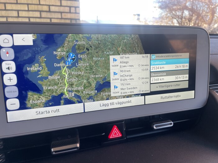 Bilnavigator visar rutt i Europa, inkluderar laddningsstationer, två rutter presenteras: snabbaste och ekonomisk.