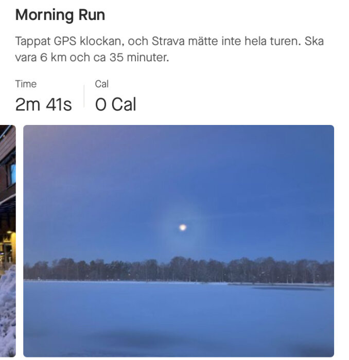 Landskap med snö, träd, klart himmel och måne. Skärmavbild av aktivitets-app med löprunda-information.