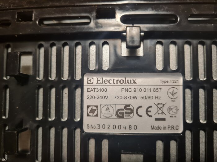 Etikett på en Electrolux-apparat med teknisk information och symboler, tillverkad i Kina.