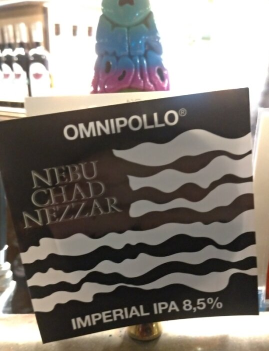 Skylt för en Imperial IPA från Omnipollo, med abstrakt vågmönster, på en bar eller pub.