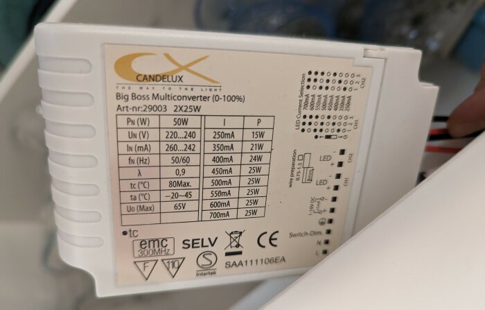 Etikett på en elektrisk enhet (multikonverter), tekniska specifikationer, installationsinstruktioner, säkerhetscertifieringar.