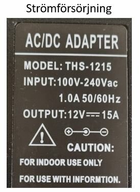 AC/DC adapter etikett, modell- och strömspecifikationer, varnings- och användningsinstruktioner, inomhusanvändning, teknisk information.