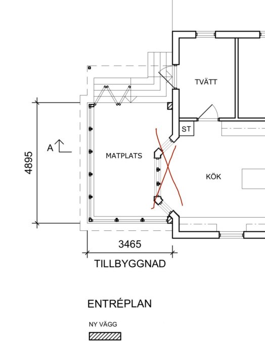 Arkitektonisk ritning av tillbyggnad med matplats, kök och tvätt. Mätningar och trappor anges; "Ny vägg" markerad.