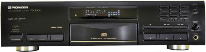 Pioneer CD-spelare, modell PD-S504, svart, digital display, knappar på frontpanel, vintage elektronik.
