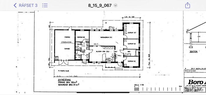 Planritning av ett hus med sovrum, vardagsrum, kök, bad och garage.