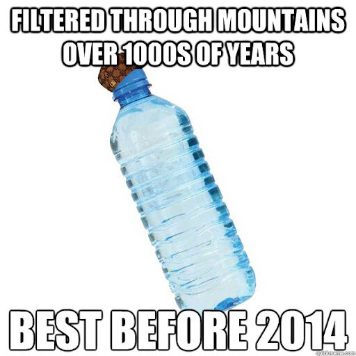Vattenflaska, ironisk text, "bäst före 2014", ålderdomligt filtrerat vatten, memeformat.