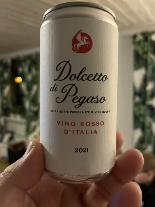 Burk med italiensk rödvin "Dolcetto di Pegaso" från 2021, hållen i handen.