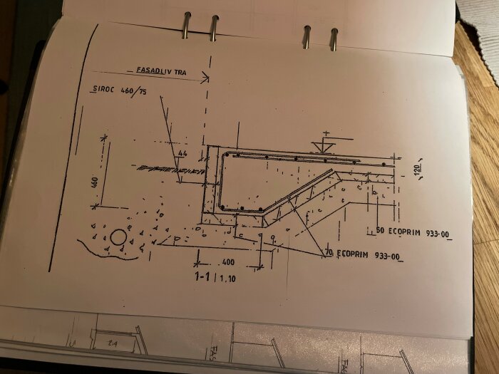 Teknisk ritning, arkitektur, konstruktionsdetaljer, måttangivelser, byggnadsplan, svartvitt foto, liggande format, plansch i pärm.