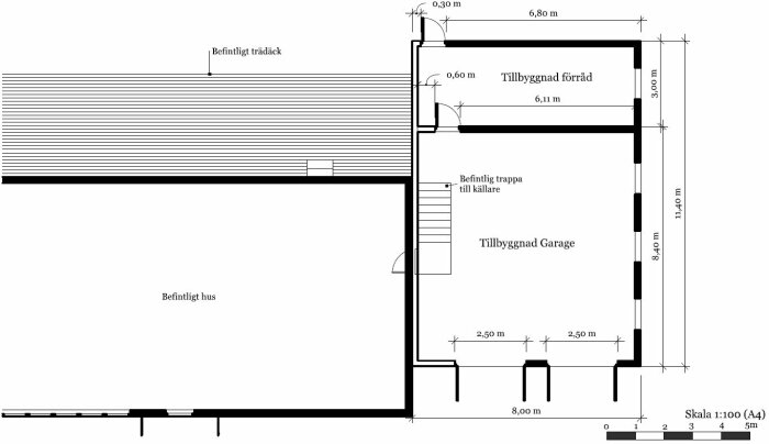 Arkitektonisk ritning av en husfasad med mått, tillbyggnad och trädäck. Scale 1:100 på A4-papper.