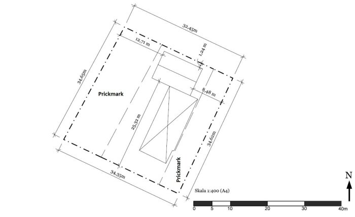 Teknisk ritning, tomtplan, måttangivelser, skala 1:400, nordpil, prickmark, konturer av byggnader.