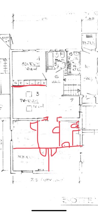 Byggnadsritning med markerade linjer och former i rött, troligen planlösning eller korrigeringar.