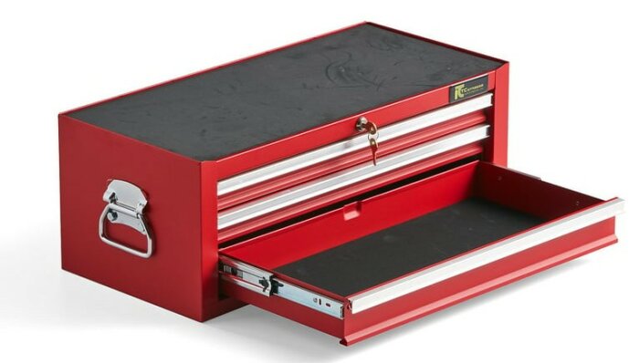 Röd verktygslåda med öppen låda, svart inredning och silverdetaljer på vit bakgrund.