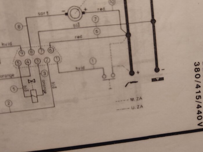 Teknisk ritning eller schema, elektrisk krets, oskarp, svartvit, text och siffror, 380/415/440V.