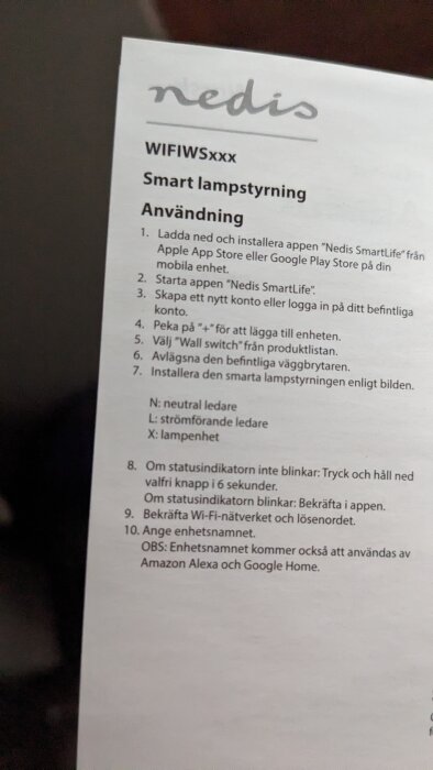 Instruktionsblad för smart lampstyrning, steg-för-steg guide, anslutning till app, kompatibel med Amazon Alexa och Google Home.