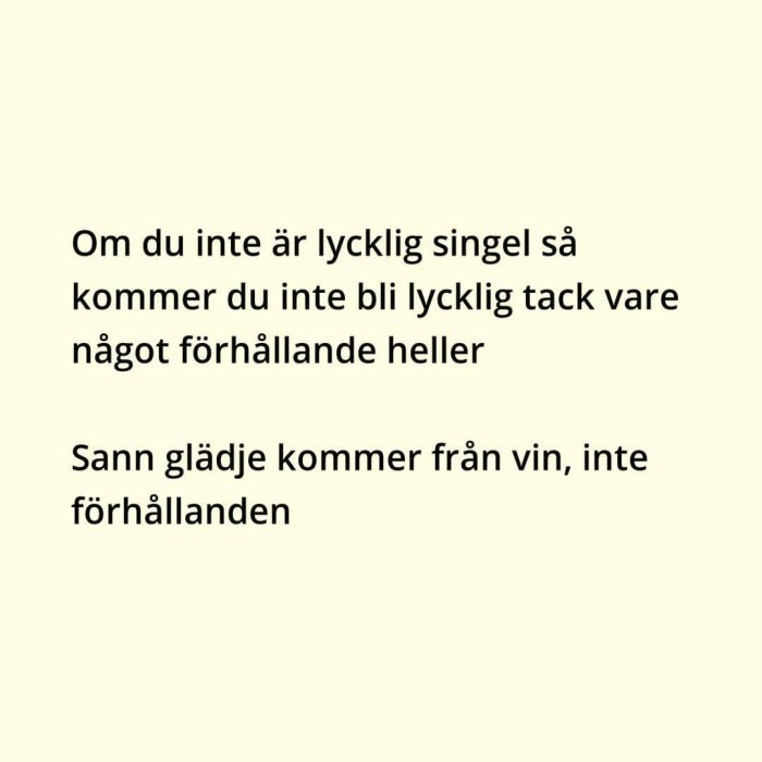 Svensk text om lycka, singelskap, relationer och vänner på beige bakgrund.