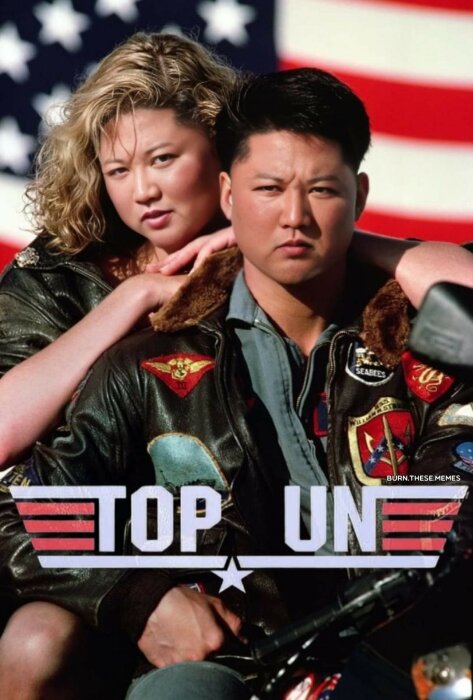 Två personer i pilotjackor framför en amerikansk flagga, "Top Gun" parodi, logotyp med texten "Top UNE".