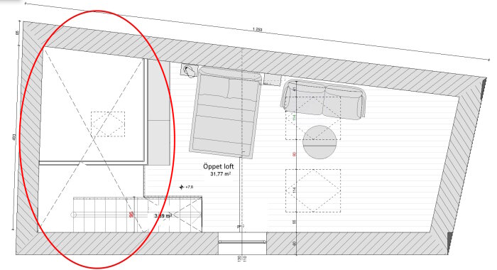 Arkitektonisk ritning av en loftvåning med möbler, måttangivelser och markerad sektion i rött.