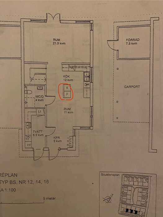 En ritning av en bostadsplan, markerat kök, rum, förvaring, inkluderar skal och situationsplan.