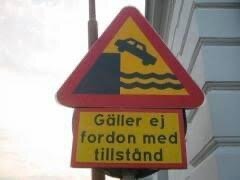 Vägmärke för kajkant, gult, rött, svart, bil faller i vatten, text "Gäller ej fordon med tillstånd".