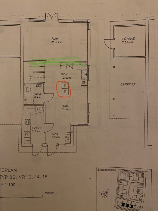 Ritning av enplanshus med markeringar, inkluderar kök, rum, och carport.