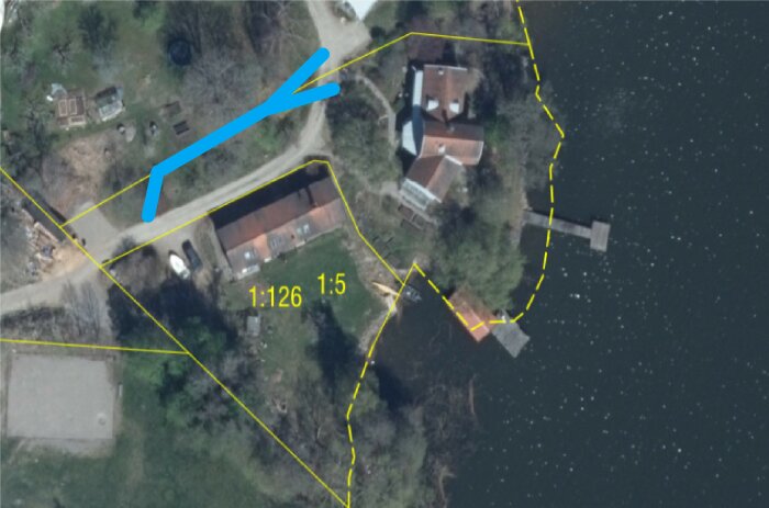 Satellitbild med markeringar, byggnader vid vatten, brygga, gränsområde med skalaangivelser.