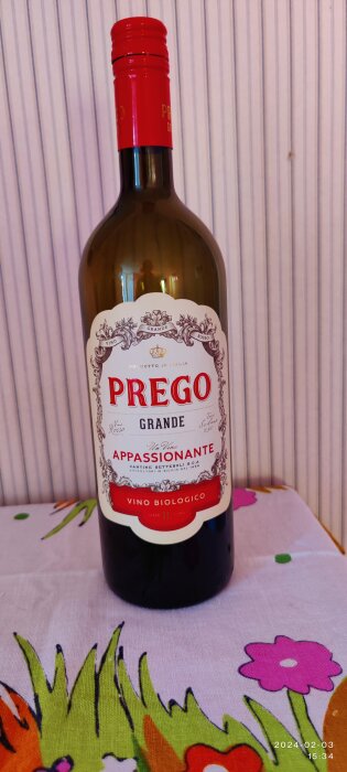 Flaska rött vin "Prego Grande Appassionante", ekologiskt, Italien, blommigt dukunderlag, en liter.