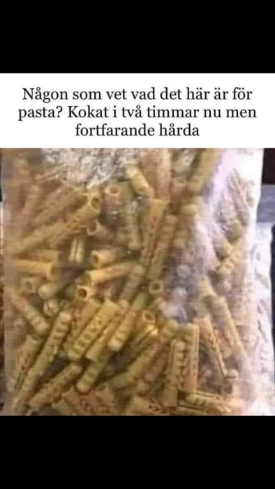 Pasta i plastpåse, text frågar om sort, klagomål på att den inte mjuknar efter kokning.