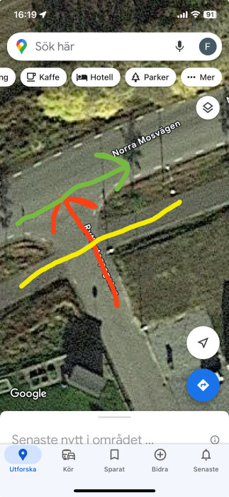 Skärmdump från Google Maps med överlagrade pilar som pekar i olika riktningar på en väg.