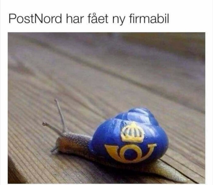 Snigel med skal målat som PostNord-bil; humoristisk bild som spelar på långsamhet.