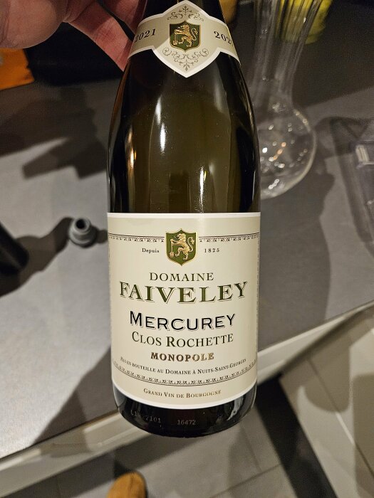 Flaska vin, "Domaine Faiveley Mercurey Clos Rochette Monopole", Burgund, Frankrike, vitetikett, druvmönster, årgång 2021.