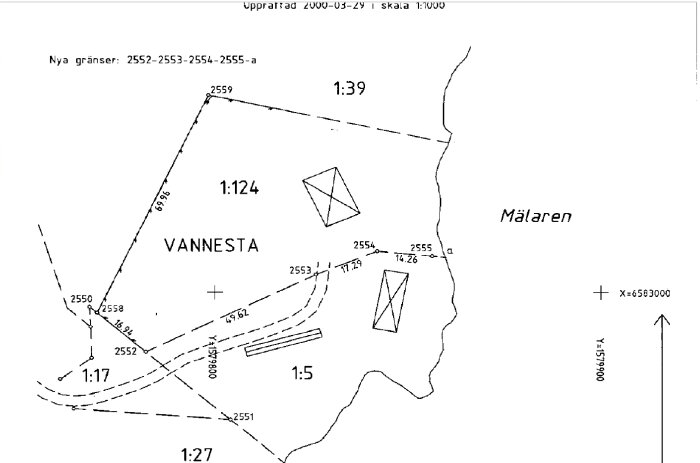 Svartvit fastighetskarta med text, nummer, gränser, och symboler nära vattenkroppen Mälaren.