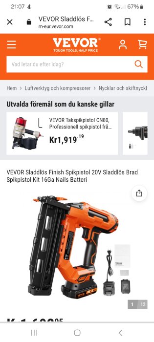 En skärmdump av en webbplats med en sladdlös spikpistol och prisinformation på svenska.